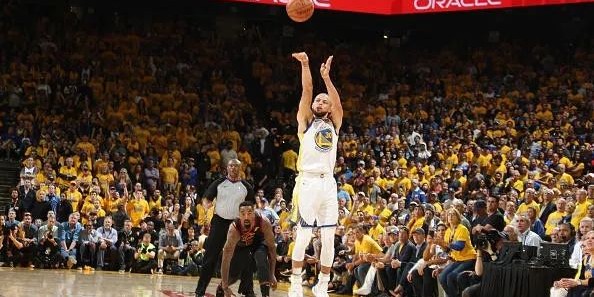 NBA,库里三分绝杀雷霆,勇士终结对手11连胜登顶西部引热议